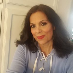 Meet your Posher, Lora